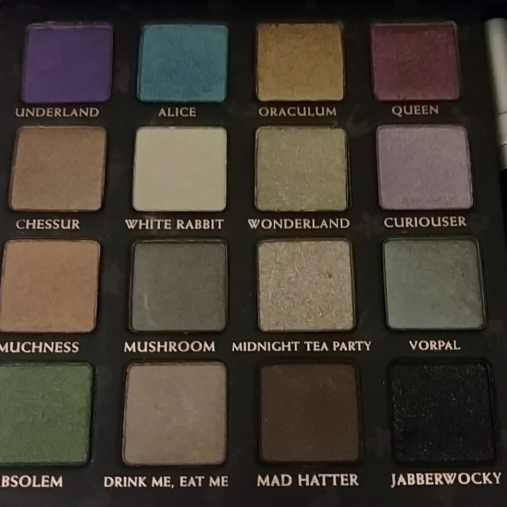 * RARE * Urban Decay - Alice in Wonderland *BNIB*